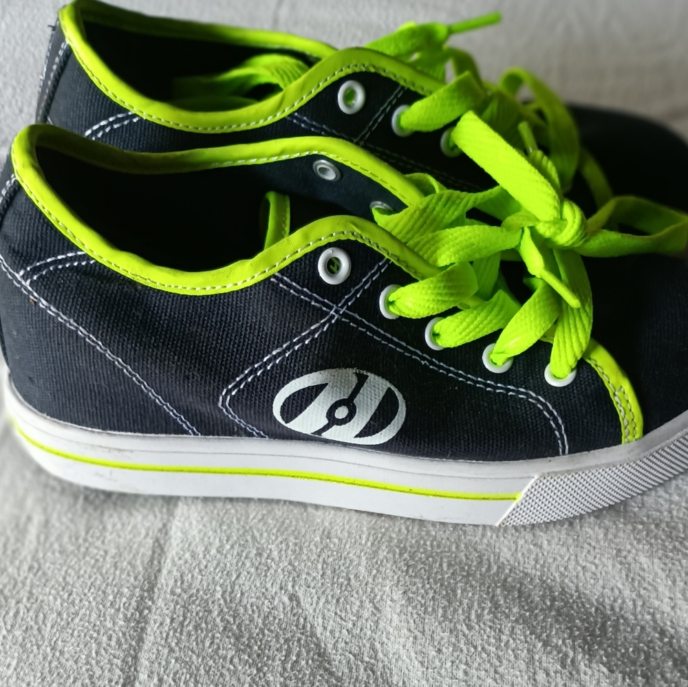 Like New! Heelys 🛼 Size 3